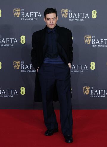 Rami Malek durante la alfombra roja de los Premios BAFTA 2024 celebrados en el Royal Festival Hall del Southbank Centre de Londres. 