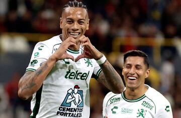 Leon's Venezuelan forward #29 Jhonder Cadiz (L) celebrates after scoring against Atlas during the Liga MX Clausura football match between Atlas and Leon at the Jalisco Stadium in Guadalajara, Jalisco State, Mexico on January 18, 2025. (Photo by ULISES RUIZ / AFP)