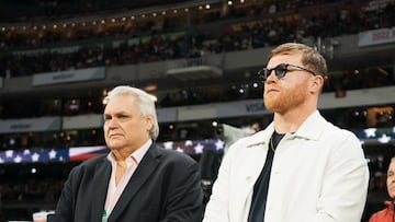 Carlos Bremer (izq) posa con Canelo Álvarez (der) previo a un evento deportivo.