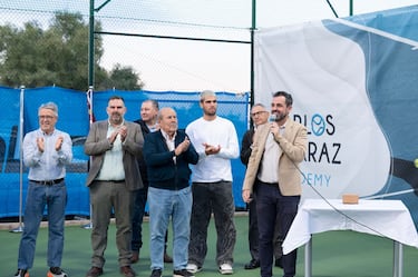 Carlos Alcaraz compartió esta distinción con los chicos y chicas del club, acompañado por el presidente y por su padre.