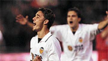 <B>NO HABRÁ DUELO.</b> Fabio Aurelio espera aprovechar la ausencia de su compatriota del Betis y ayudar al Valencia anotando otro gol de falta.