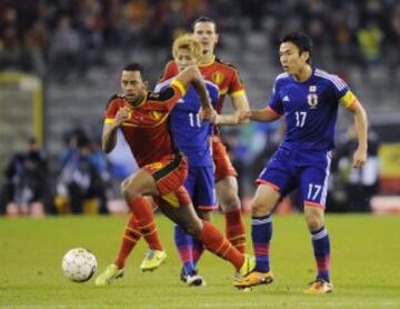 Bélgica-Japón. Moussa Dembele y Makoto Hasebe.