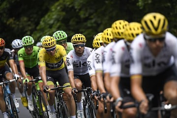 Chris Froome, portando el maillot amarillo que le otorga como líder de la general, pedaleando entre el pelotón.