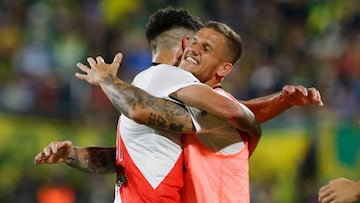 FLORENCIO VARELA, ARGENTINA - APRIL 02: Santiago Simon of River Plate celebrates with teammate Bruno Zuculini of River Plate after scoring a match between Defensa y Justicia and River Plate as part of Copa de la Liga 2022 at Estadio Norberto Tomaghello on April 2, 2022 in Florencio Varela, Argentina. (Photo by Daniel Jayo/Getty Images)