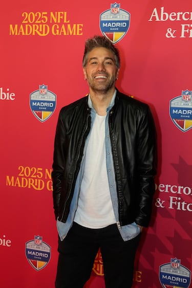 Dani Martínez posa en la alfombra roja previa al partido.