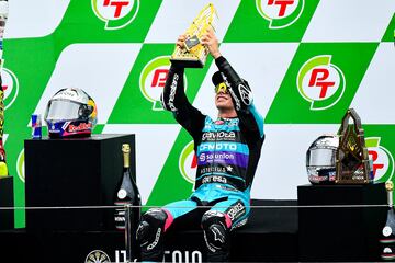 Hay que ser muy bueno para ganar 14 de 18 carreras en una misma temporada de Moto3, tanto que nunca nadie antes lo había hecho, y las siete últimas de manera consecutiva, y a pesar de proclamarse campeón con cinco carreras de antelación. Así se las gasta David Alonso, el Colombiano de Madrid, el nuevo fenómeno del motociclismo mundial que subirá a Moto2 por la puerta grande, de la mano de Aspar, y al que ya se imagina todo el mundo dando guerra algún día en MotoGP después del rotundo aviso a navegantes que ha lanzado en 2024 en la categoría pequeña.