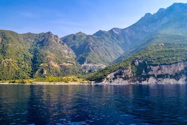 Ni mujeres ni catalanes, el territorio más restrictivo de Europa está en Grecia y solo entran hombres mayores de 21 años y con barba