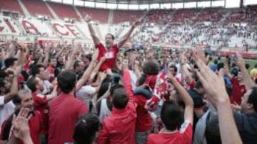 Acciario es ovacionado por los hinchas del Murcia tras lograr la salvación.