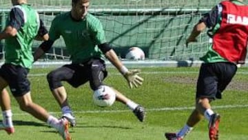 <b>BRILLANTE. </b>Acosta, en los ejercicios de mano a mano con defensa y portero planteados por Cúper, fue el futbolista más destacado.