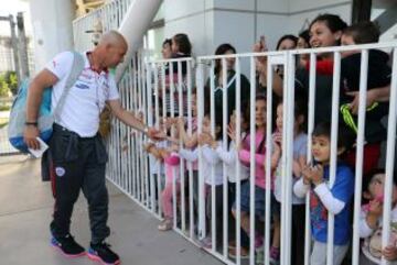 Jorge Dessio, PF de la Roja, saludó uno por uno a los niños.