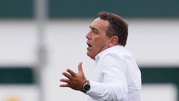 SEVILLA, 22/10/2022.- El entrenador del Real Betis femenino Francis Díaz durante el partido de liga disputado hoy en la ciudad deportiva Luis del Sol de Sevilla entre el Real Betis femenino y FC Barcelona. EFE/José Manuel Vidal