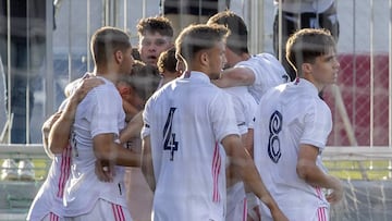 Los jugadores del Real Madrid celebran un gol al Atlético.