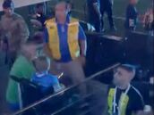 Escándalo en Arabia: hincha agredió a un compañero de Benzema... ¡con un látigo!