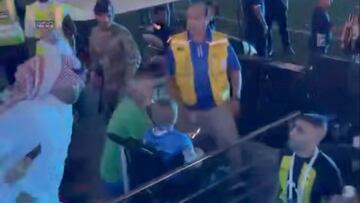 Aficionado da latigazos a un jugador del Al Ittihad