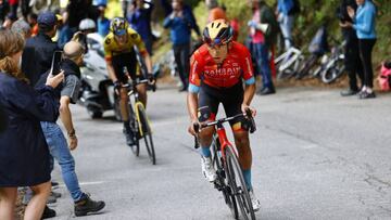 LAVARONE, ITALY - MAY 25: Gijs Leemreize of Netherlands and Team Jumbo - Visma and Santiago Buitrago Sanchez of Colombia and Team Bahrain Victorious compete in the breakaway while fans cheer during the 105th Giro d'Italia 2022, Stage 17 a 168 km stage from Ponte di Legno to Lavarone 1161m / #Giro / #WorldTour / on May 25, 2022 in Lavarone, Italy. (Photo by Luca Bettini - Pool/Getty Images,)