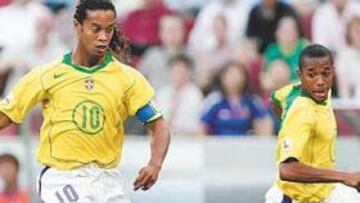 <b>PAREJA MÁGICA. </b>Ronaldinho da el magistral pase a Robinho que luego supuso el primer gol de Brasil a Japón en el partido del pasado miércoles.