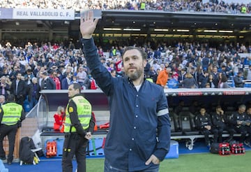 El entrenador del Valladolid Sergio González saluda a la afición vallisoletana. 