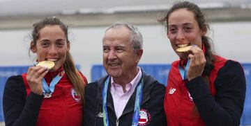 Las mellizas Abraham, junto a Miguel Ángel Mujica. /