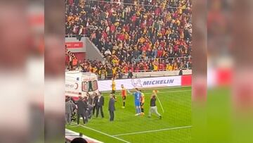 El encuentro entre Göztepe y Altay en el fútbol turco, se vio opacado por esta brutal agresión de un hincha local.