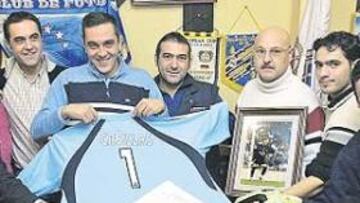 <b>PLATAFORMA ¡IKER, RENOVACIÓN YA!</b> La idea de la Peña Olaf El Vikingo de recoger firmas en apoyo a la renovación de Iker Casillas ha tenido un extraordinario eco entre los aficionados blancos. Los teléfonos de las citadas peñas han echado humo desde que AS publicó el domingo esta iniciativa que busca sólo un objetivo: que Iker siga de blanco.