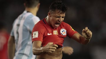 Alexis S&aacute;nchez lamenta un tiro libre desperdiciado.