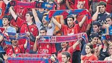 <b>AFICIÓN FIEL. </b>La gente rojilla que visita el Reyno quiere ver las victorias que con el nuevo nombre del estadio se le niegan a Osasuna.
