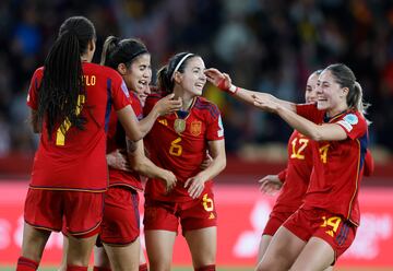 3-0. Ona Batlle celebra el tercer tanto con sus compañeras de equipo.