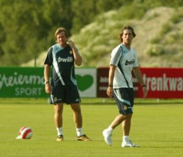 Bernd Schuster sería entrenador del Real Madrid la temporada siguiente. Aquí junto a Ramos en una foto de pretemporada.