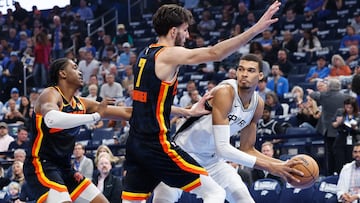 Oklahoma City Thunder forward Chet Holmgren (7) defends a pass by San Antonio Spurs center Victor Wembanyama (1)