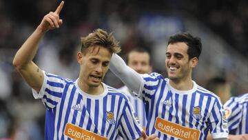 Resumen y goles del Real Sociedad 3-0 Levante. Xabi Prieto, Juanmi y Canales fueron los autores de los tantos de la Real en su goleada sobre el Levante. Peligra Mu&ntilde;iz. 