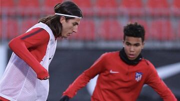 Filipe Luis entrenando con el hijo de Paulo Assuncao.