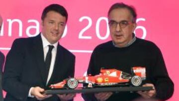 El primer ministro italiano, Matteo Renzi (izq) junto al presidente de Ferrari, Sergio Marchionne, en la Bolsa de Mil&aacute;n (Italia).