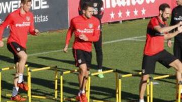 Torres, Koke y Juanfran, en un momento de la sesi&oacute;n de entrenamiento de ayer. 
 