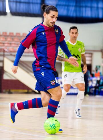 Esteban conduce el balón en el partido ante Palma Futsal.