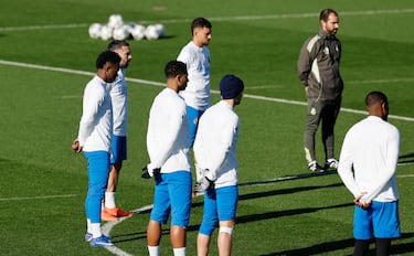 Sentido minuto de silencio de la plantilla del Real Madrid por las víctimas del accidente de trenes en Adamuz. 