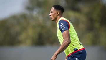 Yerry Mina durante un entrenamiento de Cagliari.