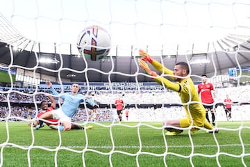 Phil Foden marca el cuarto gol del City donde David de Gea no pudo hacer nada. 