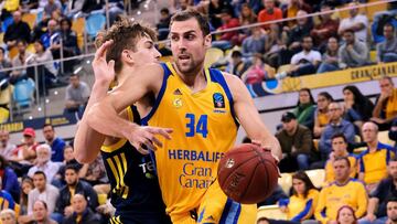 Pablo Aguilar trata de pasar ante la defensa de Tim Schneider durante el Herbalife Gran Canaria y el Alba Berlín.