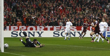 (ELIMINADO) Al Madrid de Capello se le escapó el pase a cuartos de final en sendos suspiros casi seguidos. El primero, en el Bernabéu: Van Bommel marcó el 3-2 en el Bernabéu en el 88’. El segundo, en el Allianz en el recién inaugurado Allianz Arena. El Madrid sacó de centro, pero Makaay marcó a los 10 segundos tras un robo de Salihamidzic a Roberto Carlos. Van Nistelrooy marcó el 2-1 a siete minutos del final en un intento de remontada que se quedó en eso, un intento.