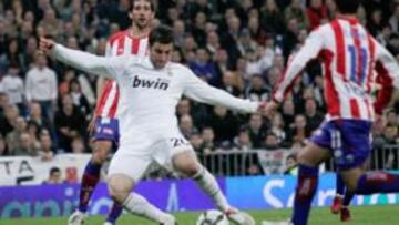 <b>CITA CON EL GOL. </b>Higuaín marcó su vigésimo gol en Liga ante el Sporting tras un eslalon vertiginoso. Era el tercero del Madrid.