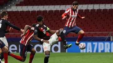 Felipe trata de rematar ante el Bayern.