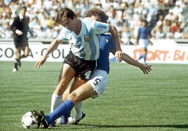 Argentina llegaba al Mundial de España como la clara favorita para revalidar el título. En la fase de grupos ya dio la campanada al quedar segunda de grupo, a un punto de Bélgica. En la segunda fase tuvo dos rivales muy complicados: Brasil e Italia. Italia venció a la Argentina 2 a 1, y Diego tuvo una opaca actuación. Claudio Gentile le hizo marca personal y no le dio muchos espacios para que el 10 pudiera mostrar su magia y su talento. Ese Mundial era
clave para la moral del país en plena guerra contra Inglaterra por las Islas Malvinas. En la foto, Daniel Bertoni pugna por un balón ante el italiano Fulvio Collovati durante el partido del Mundial de España. 