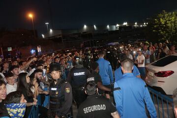 Los jugadores del Hércules, escoltados por la Policía, en el párking del estadio.