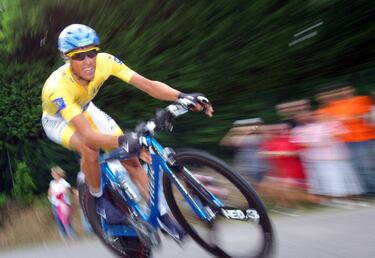 El corredor pinteño, que superó un ictus, llegó a ser primero en el UCI World Ranking en 2009. Precisamente llegó a la corona del ranking del ciclismo un año antes de que estallara un caso de dopaje que le desposeyó de alguno de los títulos, en grandes vueltas, que había conseguido. Posteriormente en su vuelta volvió a competir a gran nivel, pero ya no consiguió dominar el ranking ciclista.  