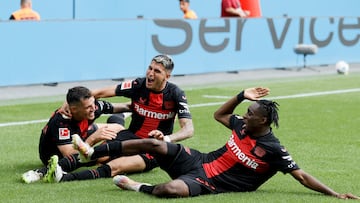 Leverkusen (Germany), 02/09/2023.- Leverkusen's Exequiel Palacios (C) celebrates with Granit Xhaka (L) and Jeremie Frimpong after scoring the 2-1 lead during the German Bundesliga soccer match between Bayer Leverkusen and SV Darmstadt 98 in Leverkusen, Germany, 02 September 2023. (Alemania) EFE/EPA/Ronald Wittek CONDITIONS - ATTENTION: The DFL regulations prohibit any use of photographs as image sequences and/or quasi-video.
