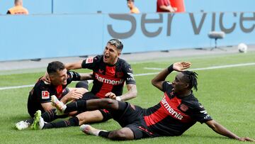 Leverkusen (Germany), 02/09/2023.- Leverkusen's Exequiel Palacios (C) celebrates with Granit Xhaka (L) and Jeremie Frimpong after scoring the 2-1 lead during the German Bundesliga soccer match between Bayer Leverkusen and SV Darmstadt 98 in Leverkusen, Germany, 02 September 2023. (Alemania) EFE/EPA/Ronald Wittek CONDITIONS - ATTENTION: The DFL regulations prohibit any use of photographs as image sequences and/or quasi-video.
