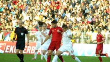 Morata durante el partido en Serbia.