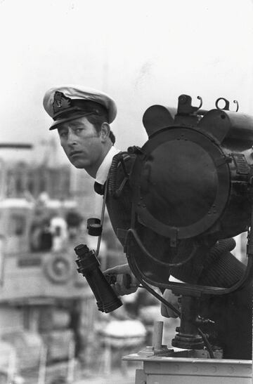El Pr¨ªncipe Carlos, Teniente Pr¨ªncipe de Gales, mira hacia la popa del HMS Bronington (un barco dragaminas de la clase Ton de la Royal Navy) mientras se aleja del muelle para participar en un ejercicio con otros barcos en el Firth of Forth en 1976.