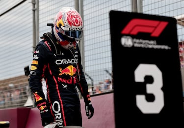 Max Verstappen camina cabizbajo tras quedar tercero en la clasificación.