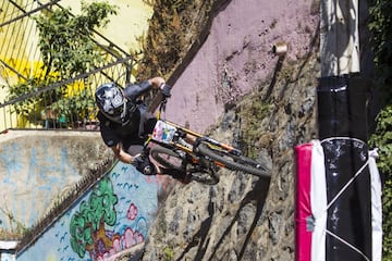 Valparaiso, 11 febrero 2018.
Decimosexta version del Red Bull Valparaiso Cerro Abajo, principal carrera de descenso urbano en Chile, realizada entre calles, escaleras y callejones de la ciudad puerto.
Cristian Rudolffi/Photosport.